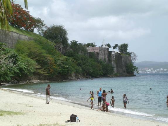 Praia ao lado do Fort S. Louis, em Fort-de-France, capital de Martinica